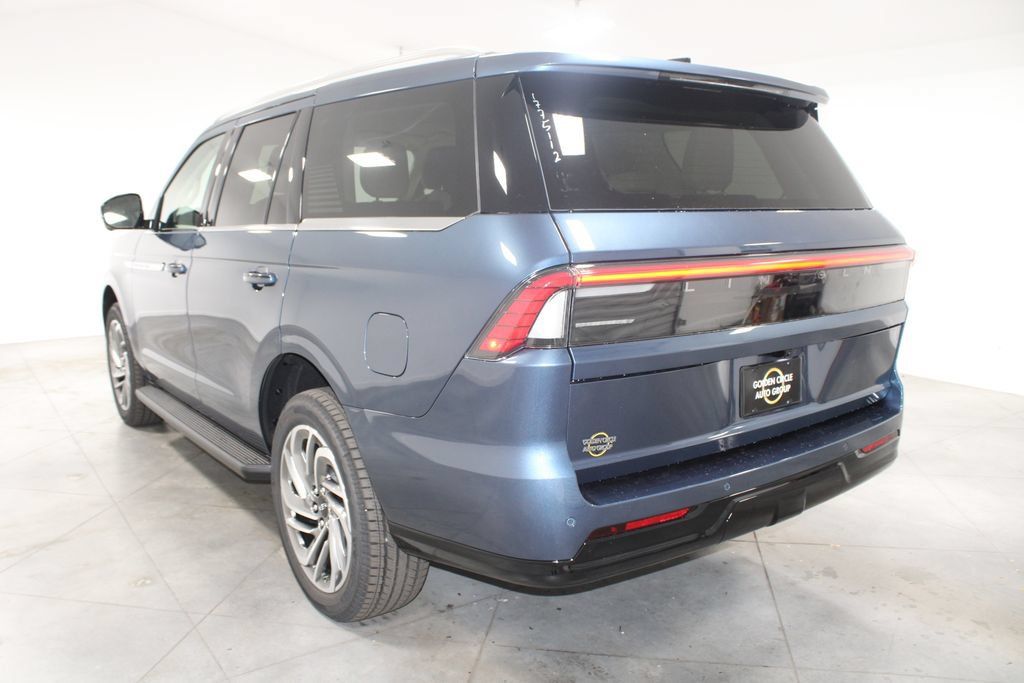 New 2027 Lincoln Navigator Premiere RWD image 6