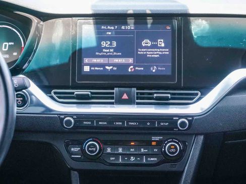 Certified 2022 Kia Niro EX FWD image 12