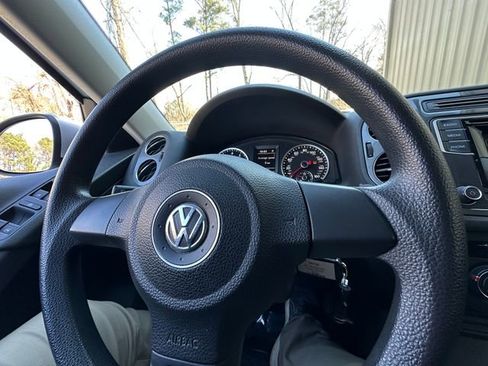 Used 2017 Volkswagen Tiguan Limited image 19