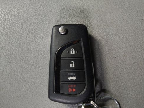 Used 2022 Toyota Camry LE image 32