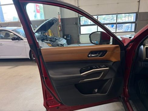 Used 2025 Nissan Pathfinder Platinum w/ Cargo Package AWD/4WD image 20