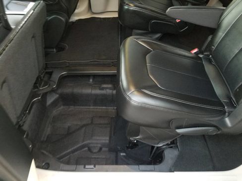 Certified 2024 Chrysler Pacifica Touring-L image 17