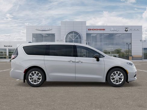 New 2026 Chrysler Pacifica Select AWD/4WD image 22
