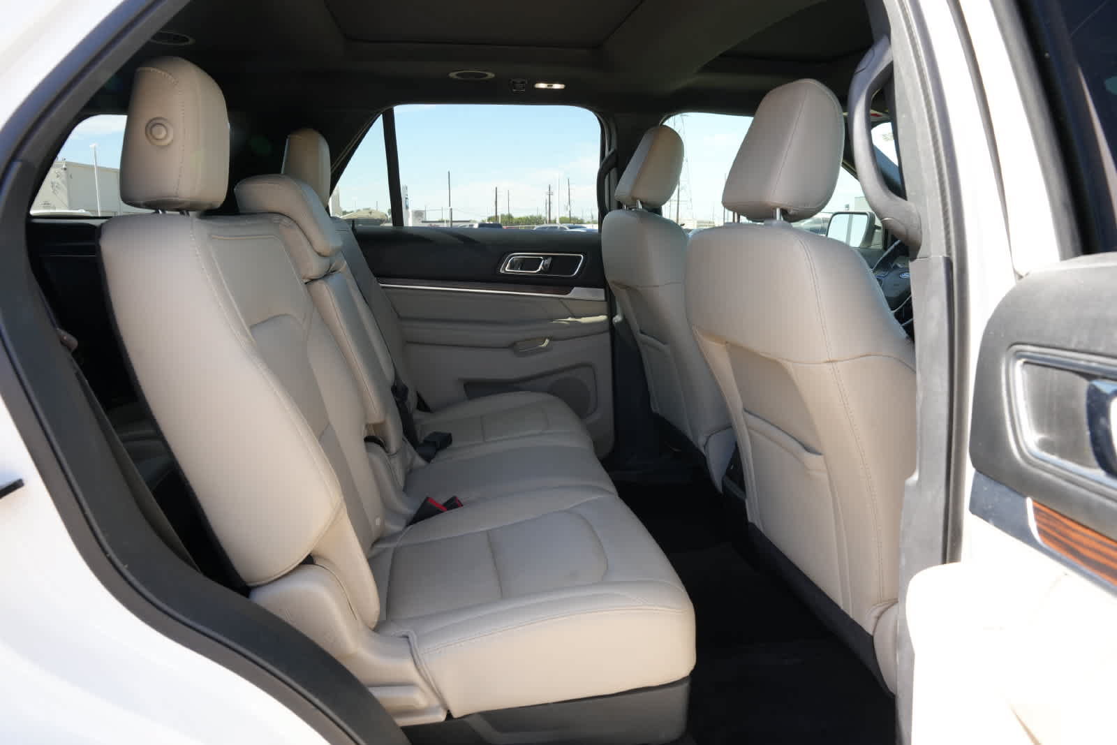 Used 2018 Ford Explorer Limited w/ Ford Safe & Smart Package FWD image 20