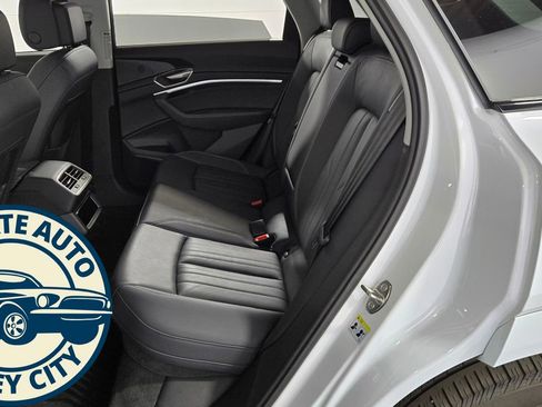 Used 2024 Audi Q8 e-tron Premium Plus image 28