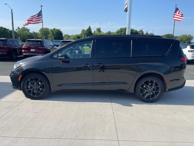 Used 2023 Chrysler Pacifica Touring-L w/ S Appearance Package AWD/4WD image 5