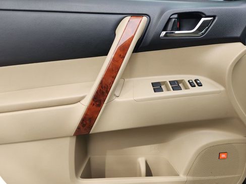 Used 2013 Toyota Highlander Limited image 23