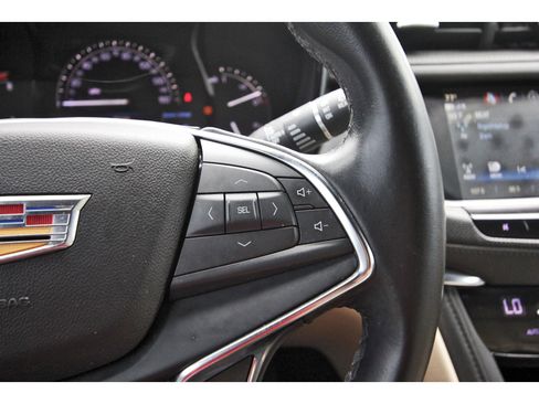 Used 2019 Cadillac XT5 FWD image 16