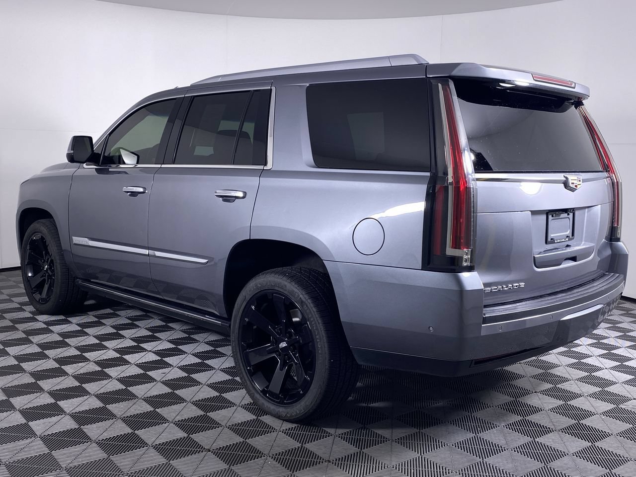 Certified 2018 Cadillac Escalade Premium Luxury AWD/4WD image 21