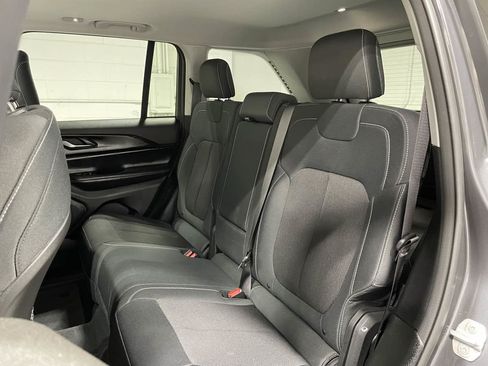 Used 2023 Jeep Grand Cherokee Laredo w/ Luxury Tech Group I AWD/4WD image 18