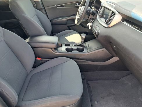 Used 2019 Kia Sorento LX image 18
