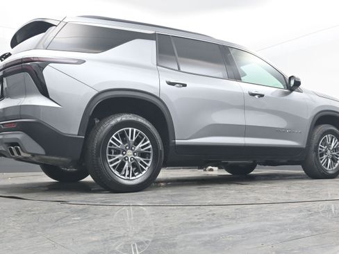 Used 2025 Chevrolet Traverse LT image 26