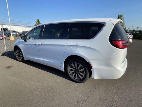 Used 2024 Chrysler Pacifica Limited FWD image 2