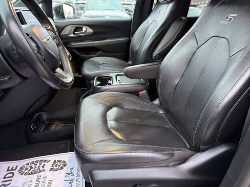 Used 2022 Chrysler Pacifica Touring-L w/ Uconnect Theater Family Group image 9