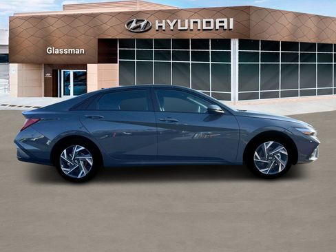 New 2025 Hyundai Elantra SEL image 9