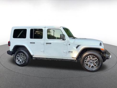 Used 2025 Jeep Wrangler Unlimited Sahara AWD/4WD image 17