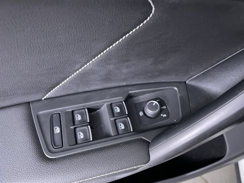 Used 2023 Volkswagen Tiguan SE AWD/4WD image 11
