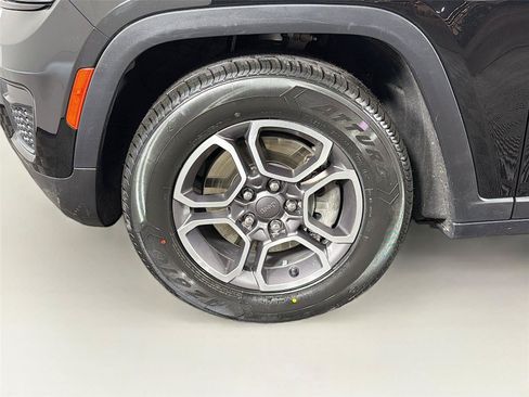 Used 2023 Jeep Grand Cherokee Trailhawk w/ Luxury Tech Group III AWD/4WD image 32