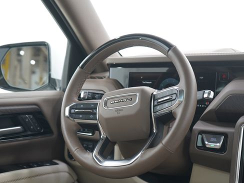 Used 2025 GMC Yukon XL Denali w/ Denali Reserve Package AWD/4WD image 17