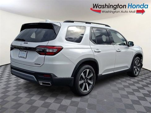New 2025 Honda Pilot Touring image 7