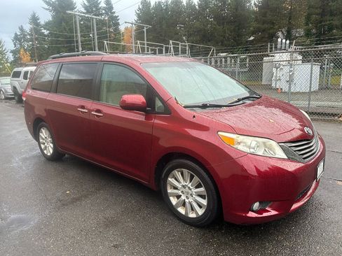 Used 2013 Toyota Sienna XLE image 3