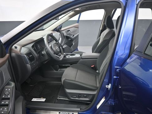 Used 2022 Nissan Rogue SV image 9