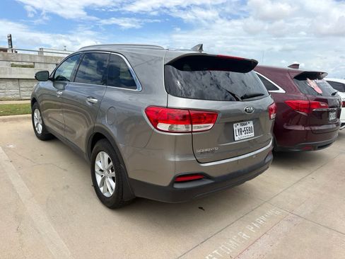 Used 2017 Kia Sorento FWD w/ LX Convenience Package image 6