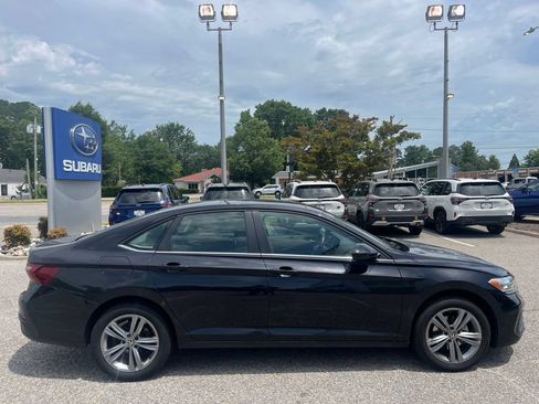 Used 2024 Volkswagen Jetta SE FWD image 3