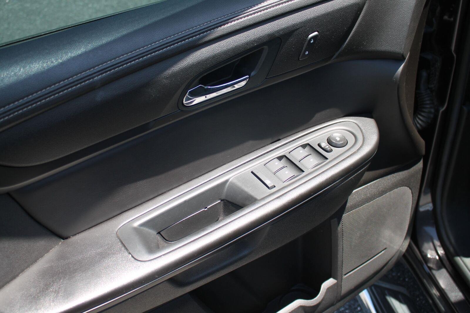 Used 2016 Chevrolet Traverse LT w/ Style and Technology Package FWD image 11