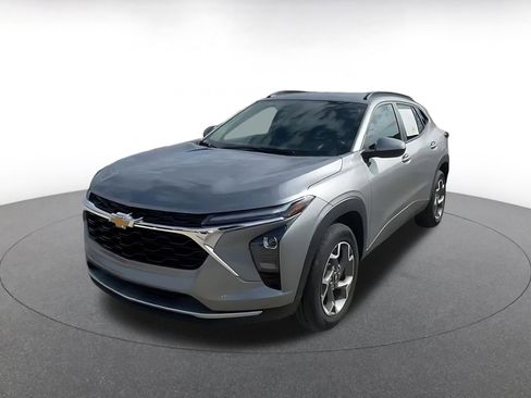 Used 2025 Chevrolet Trax LT w/ LT Convenience Package image 7