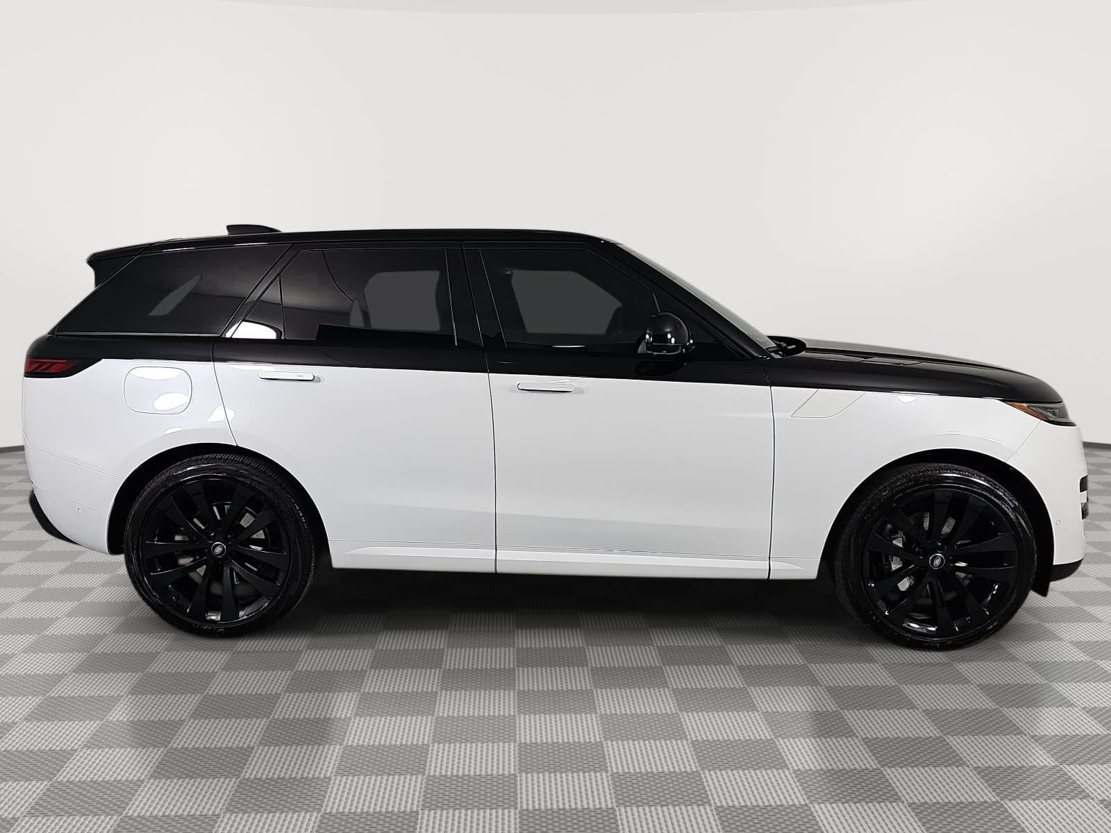 Used 2024 Land Rover Range Rover Sport SE AWD/4WD image 9