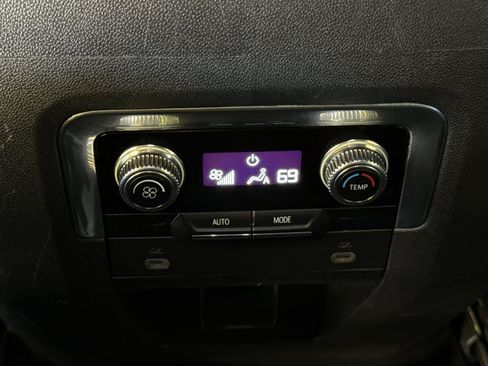 Used 2023 GMC Yukon XL SLT AWD/4WD image 16