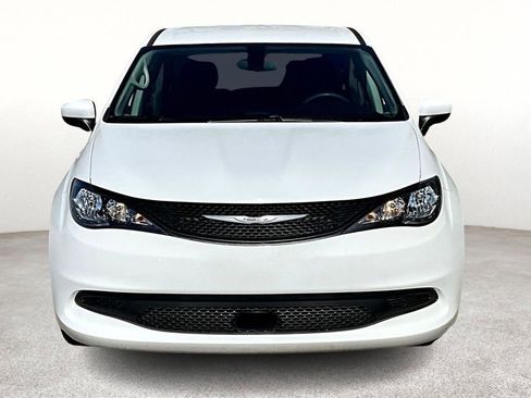 Used 2022 Chrysler Voyager LX image 3