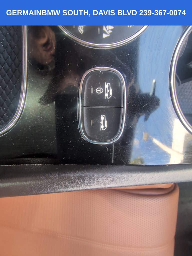 Used 2017 Bentley Bentayga AWD/4WD image 37