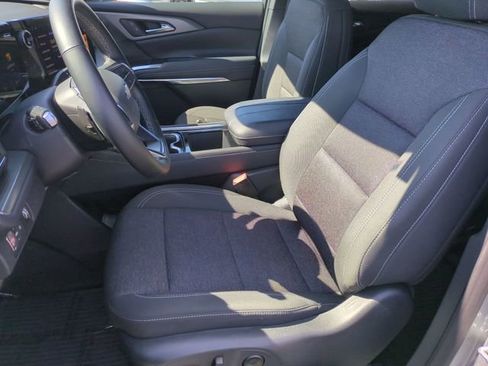 Used 2025 Chevrolet Traverse LT FWD image 11