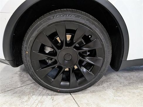 Used 2022 Tesla Model Y Long Range AWD/4WD image 13