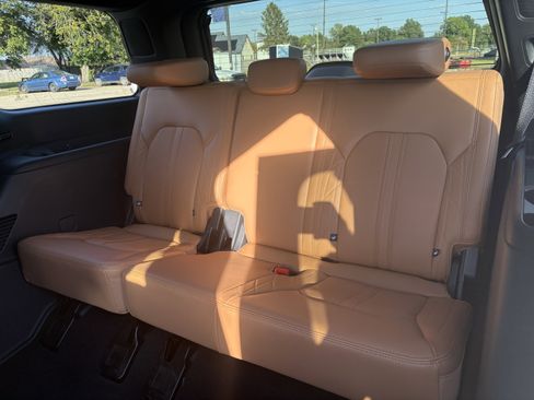 Used 2024 Ford Expedition Platinum image 43