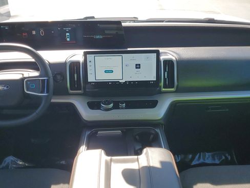 Certified 2025 Ford Expedition Active image 17