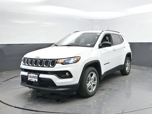Used 2024 Jeep Compass Latitude AWD/4WD image 8