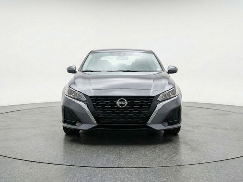 Used 2025 Nissan Altima 2.5 SV FWD image 2