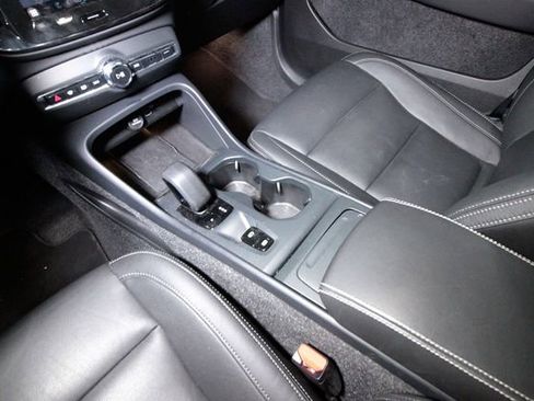 Certified 2025 Volvo XC40 B5 Plus w/ Protection Package Premier AWD/4WD image 8