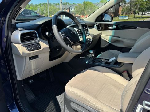 Used 2020 Kia Sorento LX FWD image 12