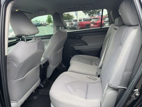 Used 2024 Toyota Highlander LE FWD image 13