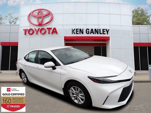 Certified 2025 Toyota Camry LE image 1