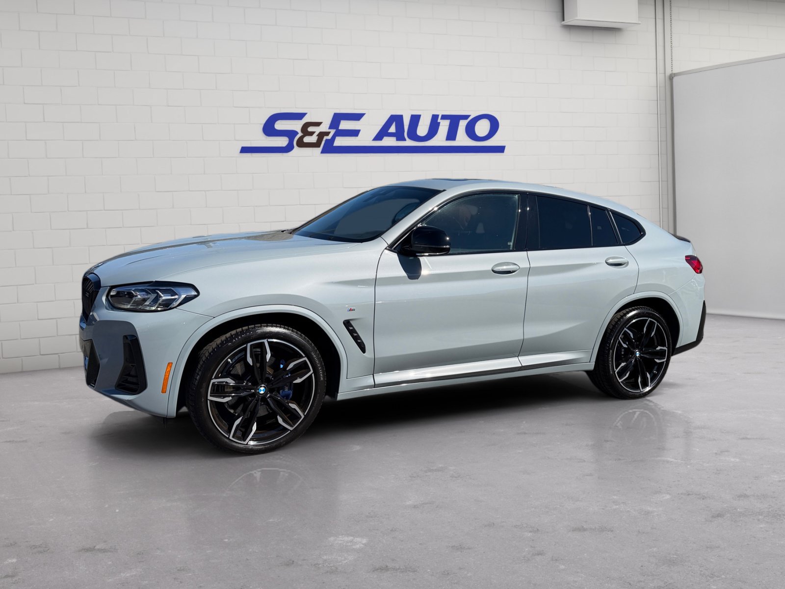 Used 2025 BMW X4 M40i AWD/4WD image 1