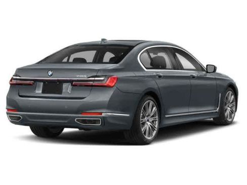 Used 2022 BMW 740i w/ M Sport Package RWD image 2