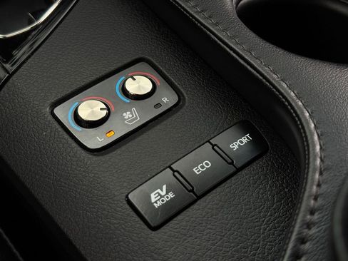 Used 2016 Toyota Avalon Limited w/ Toyota Safety Sense Package image 32