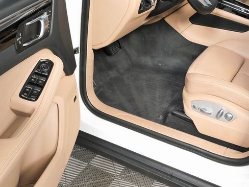 Certified 2024 Porsche Macan w/ Premium Plus Package AWD/4WD image 8