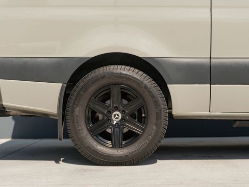 Used 2021 Mercedes-Benz Sprinter 2500 image 32