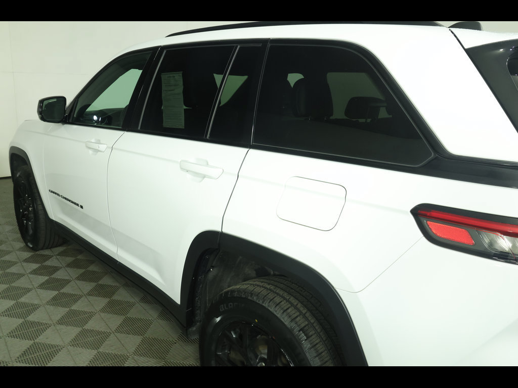 Used 2024 Jeep Grand Cherokee Altitude AWD/4WD image 17